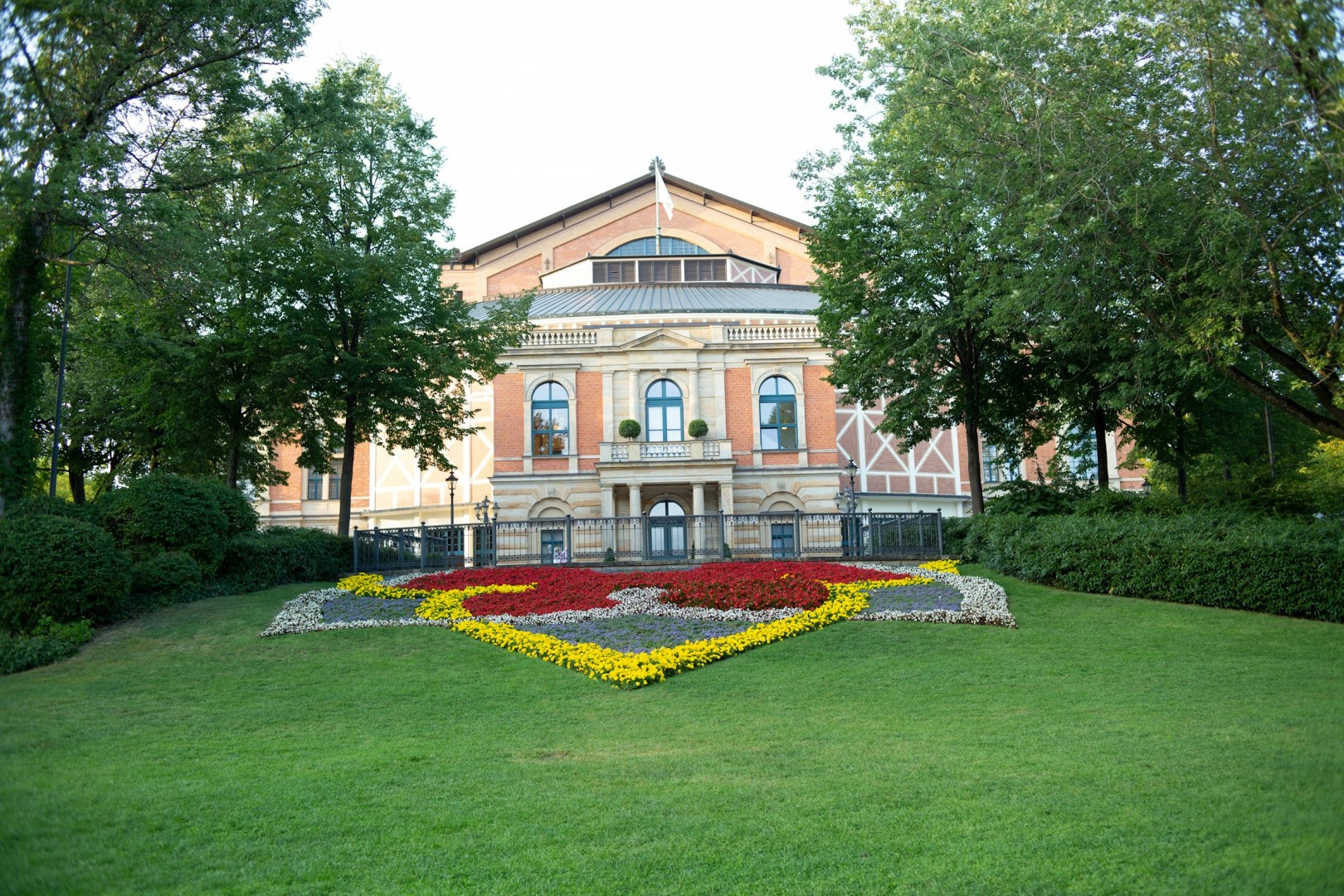 Grüner Hügel - Photo Credit: Photo by Markus Spiske on Unsplash