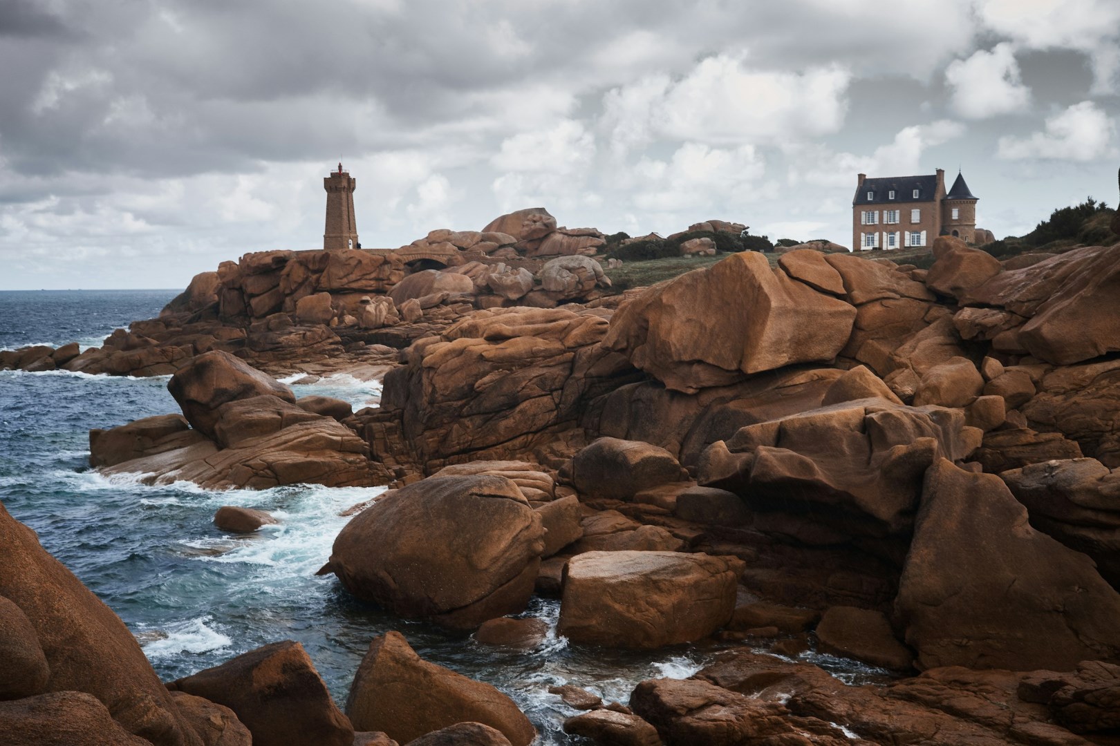 Le Phare De Ploumanac'h - Photo Credit: Photo by Luca Bravo on Unsplash