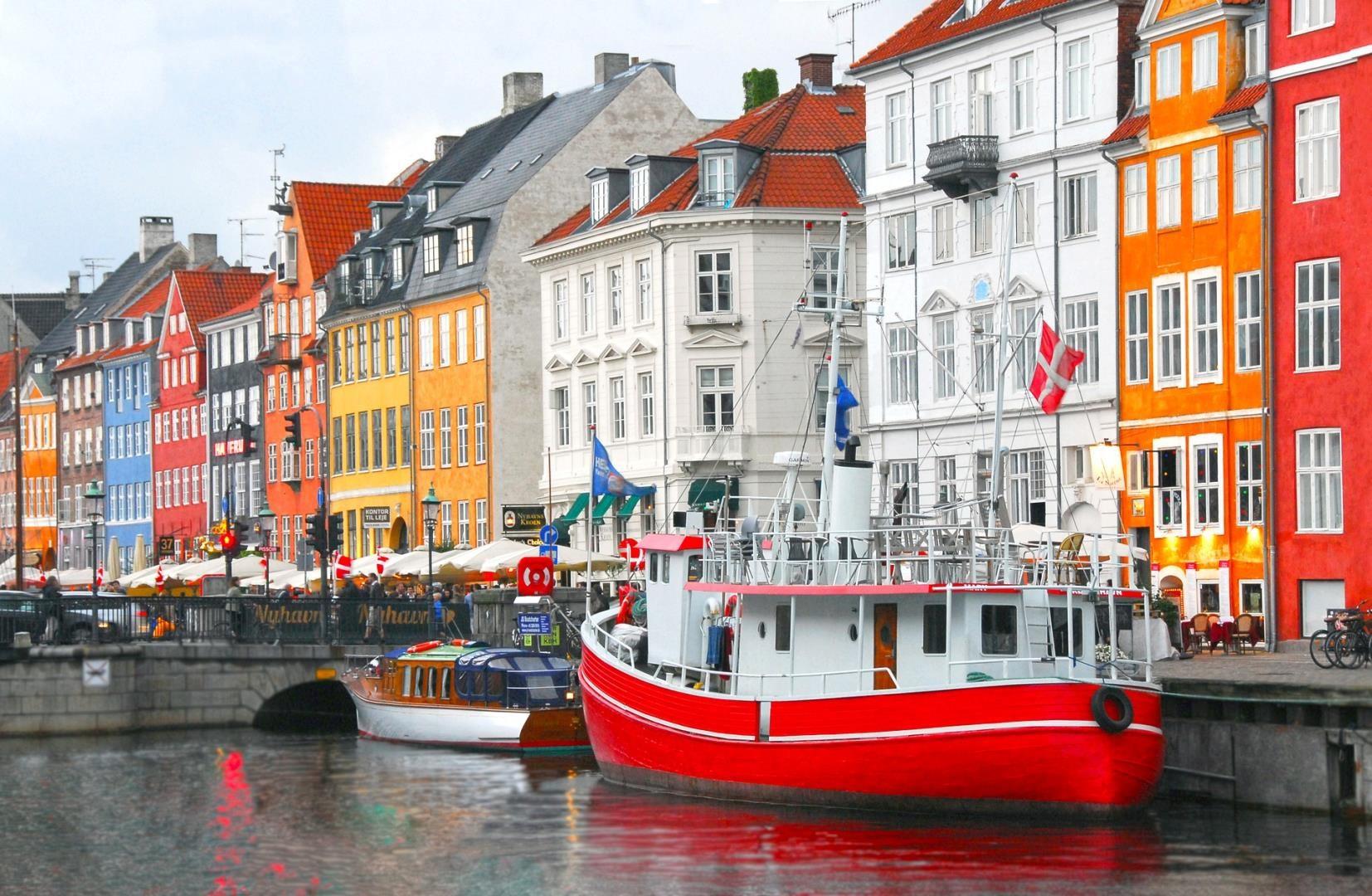 Nyhavn boats and townhomes Nyhavn boats and townhomes - Photo Credit: ExplorerBob via Pixabay