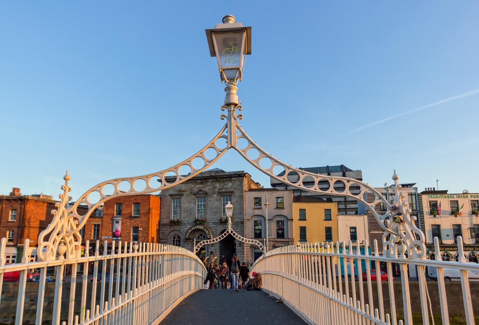 Ha'penny Bridge Ha'penny Bridge - Photo Credit: papagnoc via Pixabay
