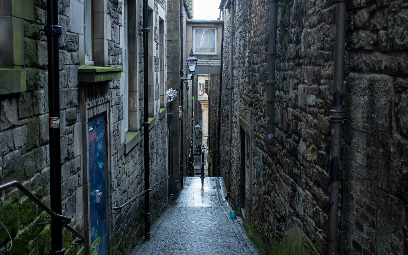 alleyway off the Royal Mile - Photo Credit: Photo by Joan on Unsplash