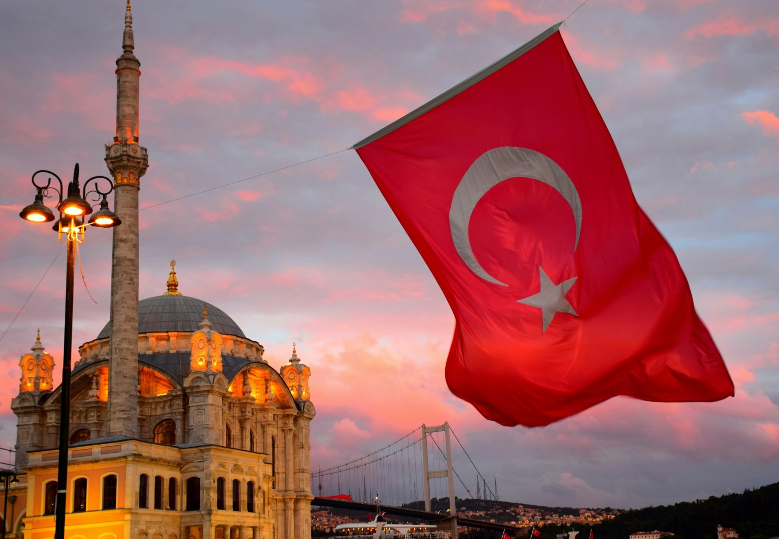 Büyük Mecidiye Mosque (Ortaköy Mosque) - Photo Credit: Photo by Michael Jerrard on Unsplash