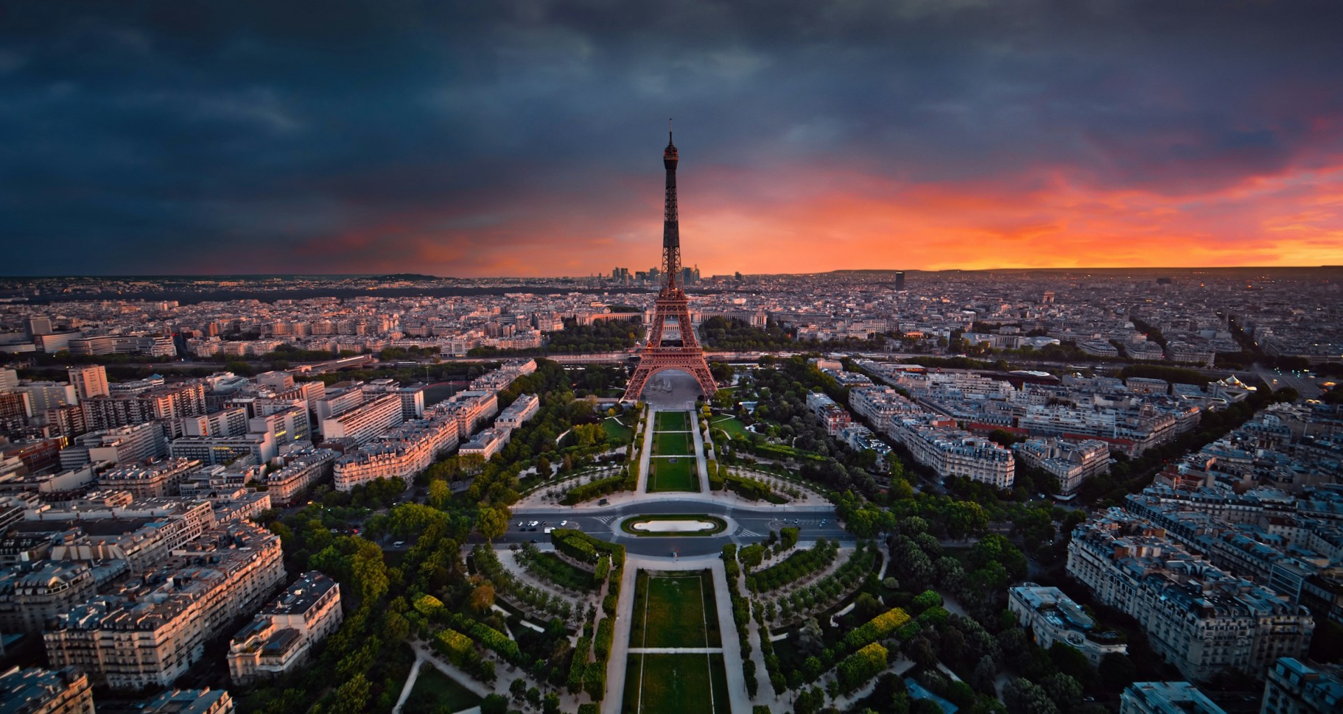 Champ de Mars, Allée Adrienne Lecouvreur - Photo Credit: Photo by Timelab on Unsplash