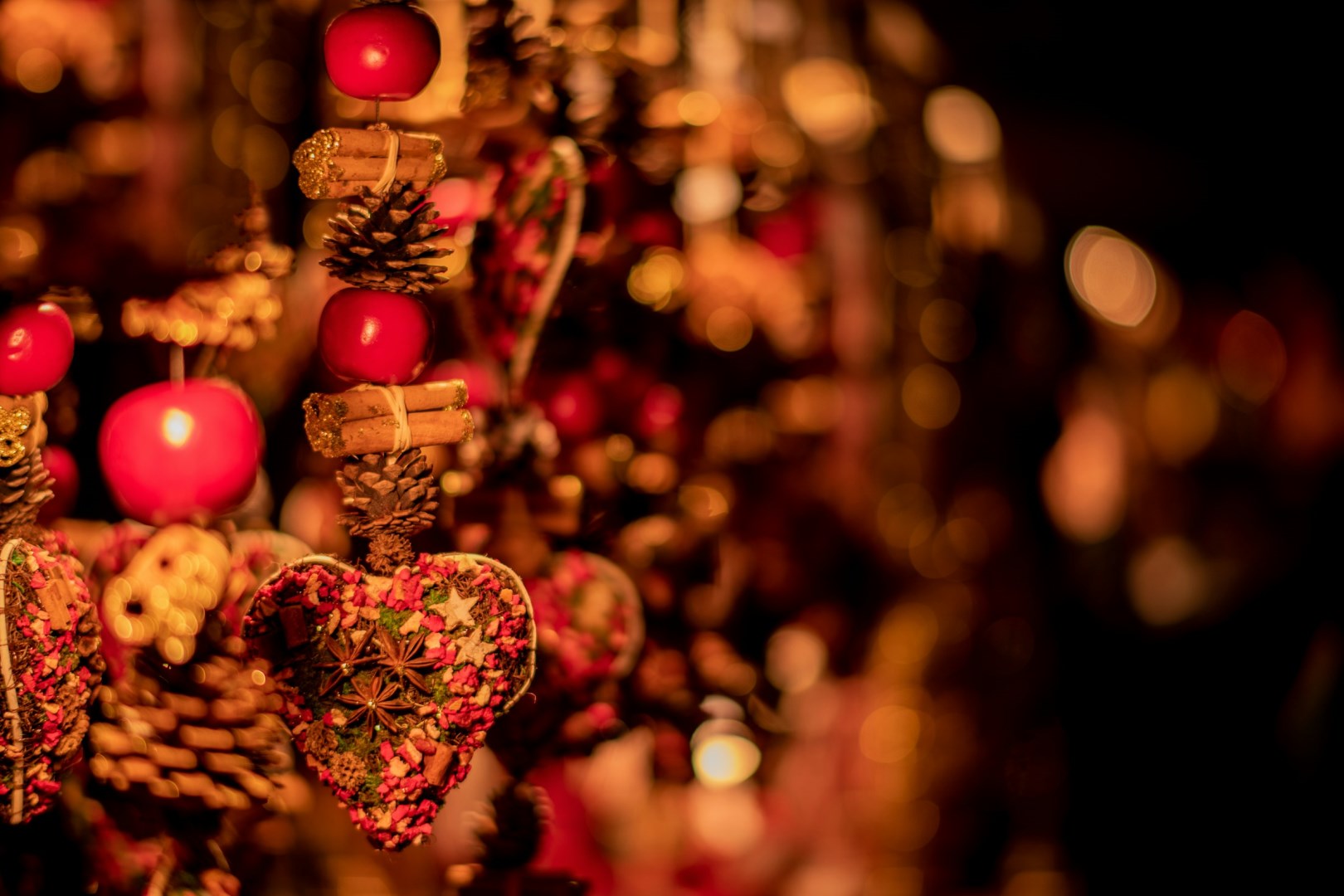 Christmas Market - Photo Credit: Photo by cmophoto.net on Unsplash
