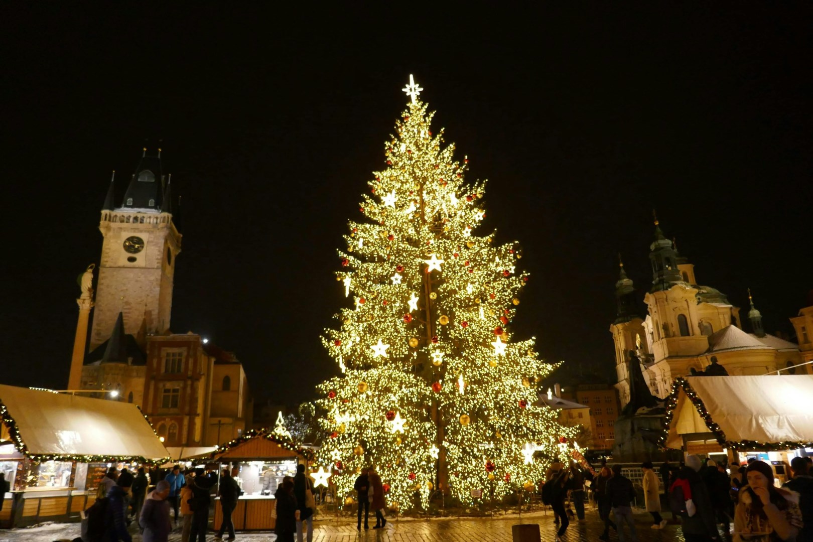 Christmas Market - Photo Credit: Photo by Carnet de Voyage d'Alex on Unsplash