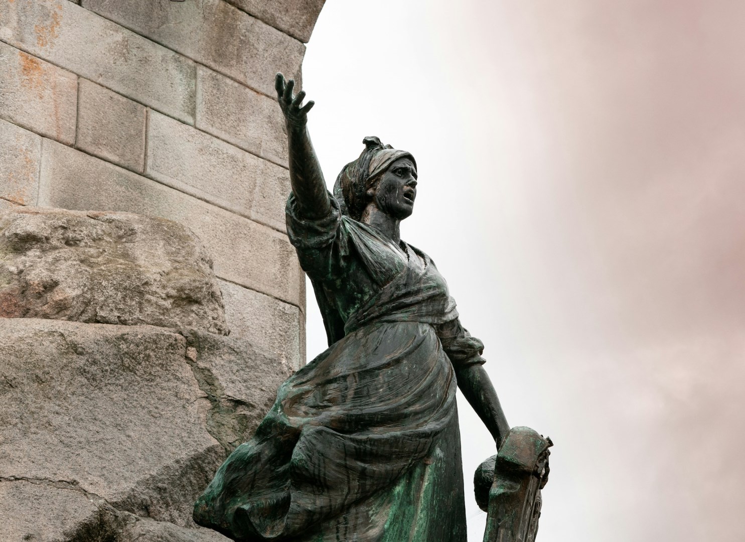 Monument to the heros of Pontesampaio - Photo Credit: Photo by Arturo Rey on Unsplash