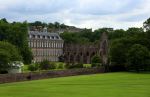 Holyrood palace - Photo Credit: Photo by Eleni Afiontzi on Unsplash