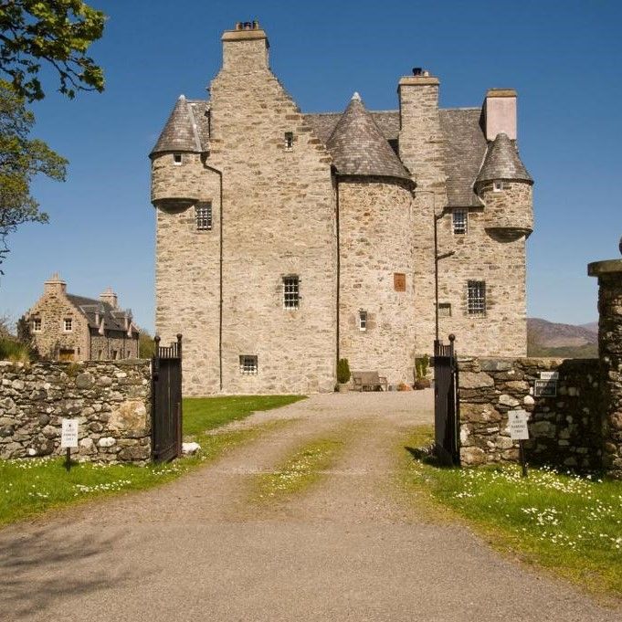 BENDERLOCH - BARCALDINE CASTLE