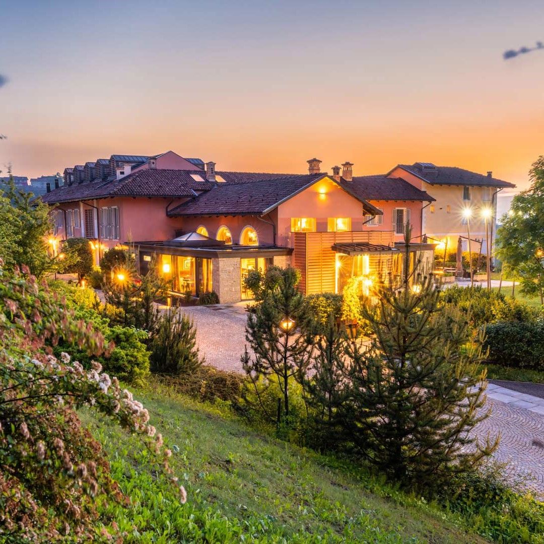 AVANTI ADVANTAGE AMENITIES  Early check-in (subject to availability) Red-eye breakfast Room upgrade on arrival (subject to availability) Late check-out (subject to availability) Bottle of wine in Room Minimum 2 Night Stay