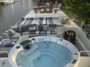 Johanna Midi: An Intimate Cruise Through the Canal du Midi’s Timeless Beauty