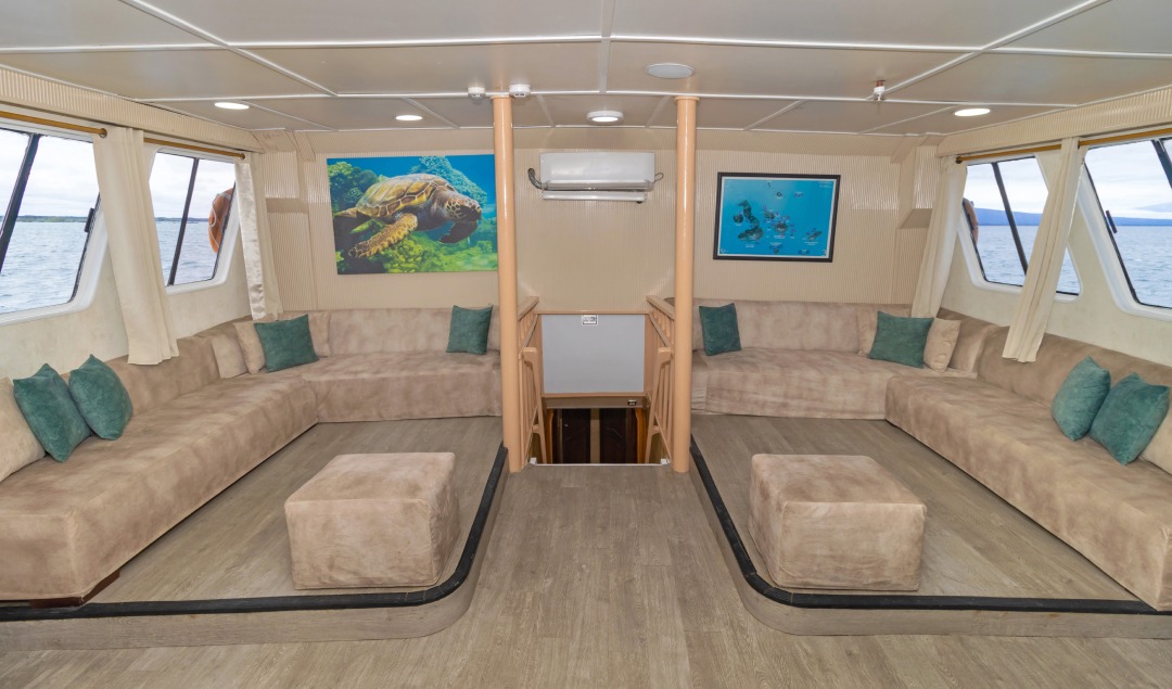 Galápagos — Central, South & East Islands aboard the Yolita