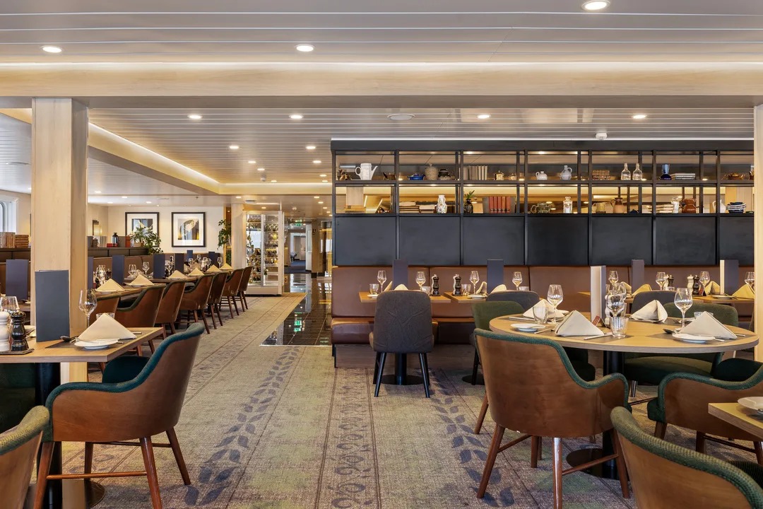 Circumnavigating Svalbard: The Ultimate Expedition | With extended stay in Longyearbyen