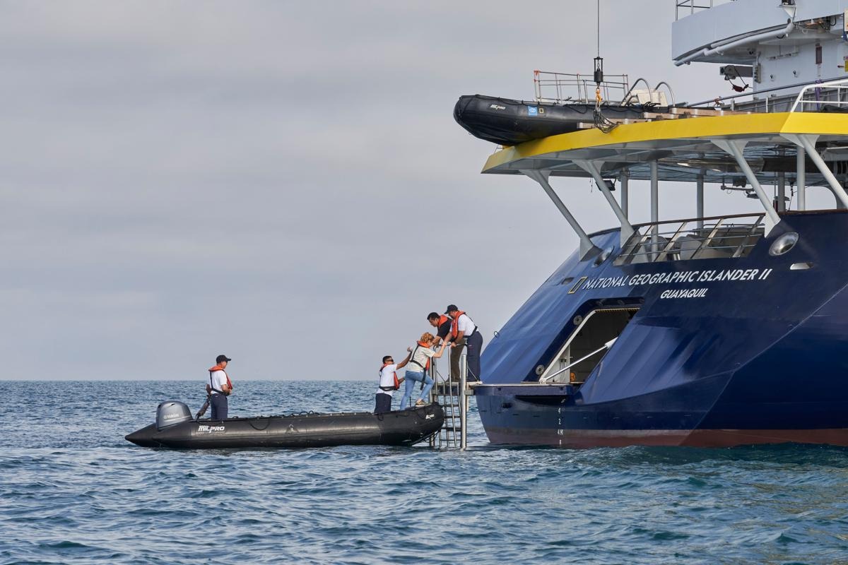 Zodiac boarding platform