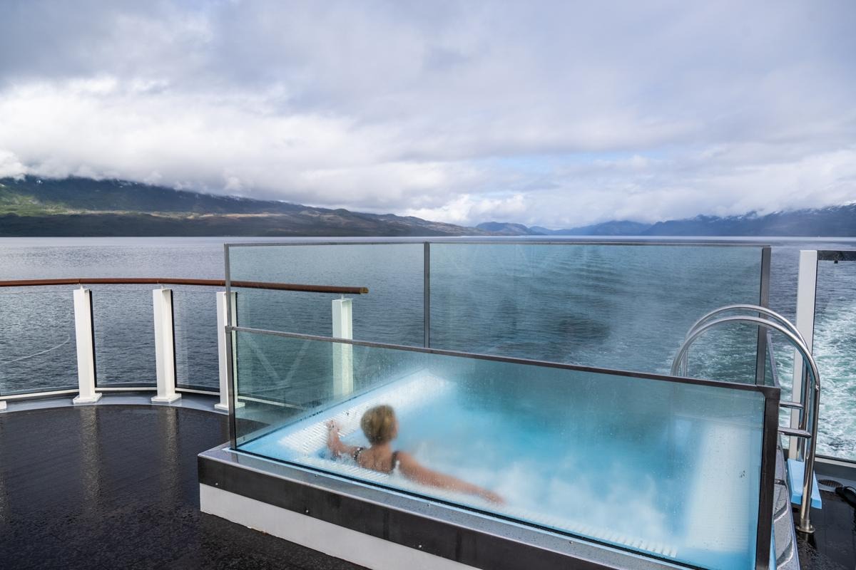 Sea-view hot tub