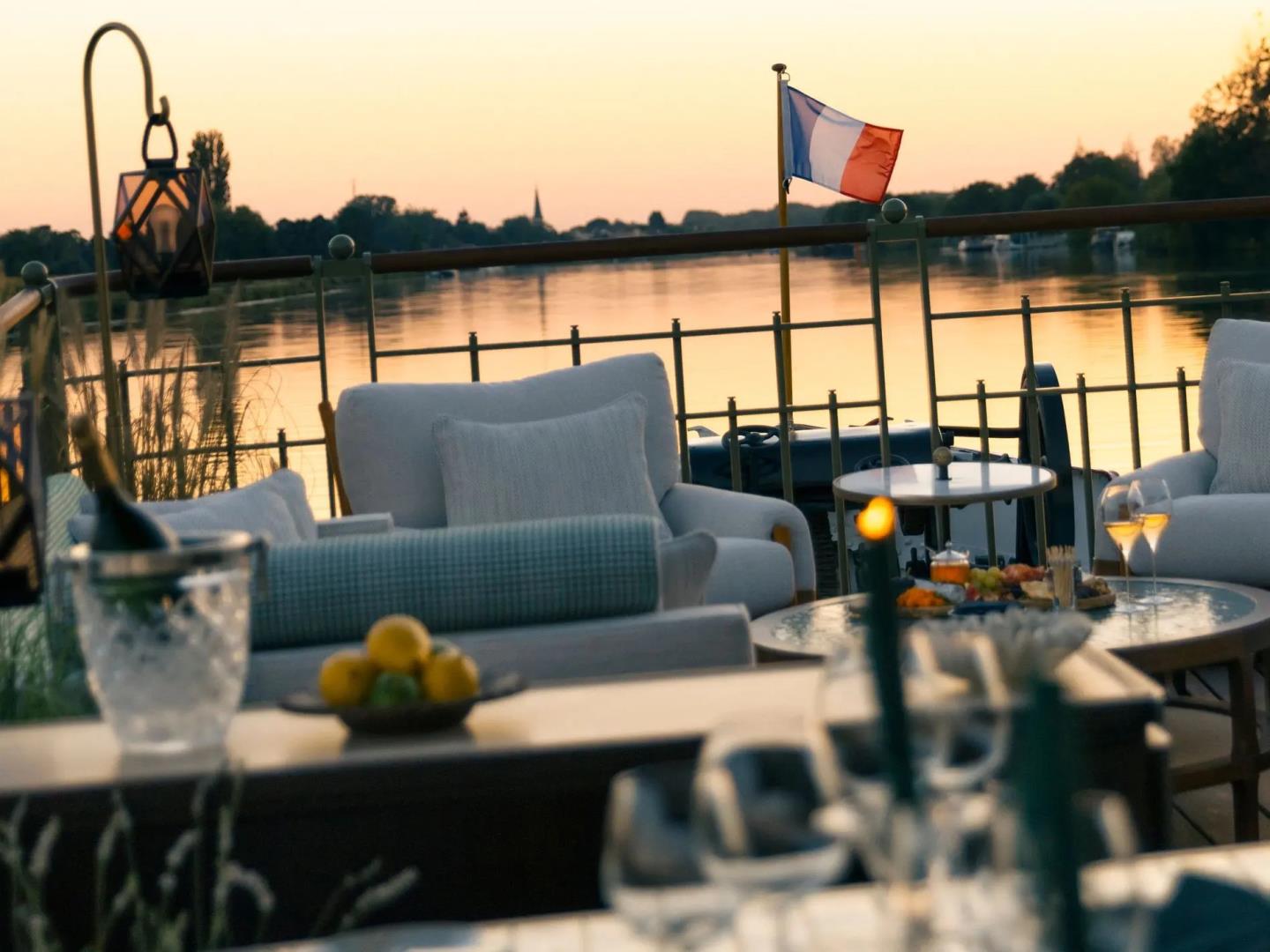 Coquelicot, A Belmond Boat – Champagne