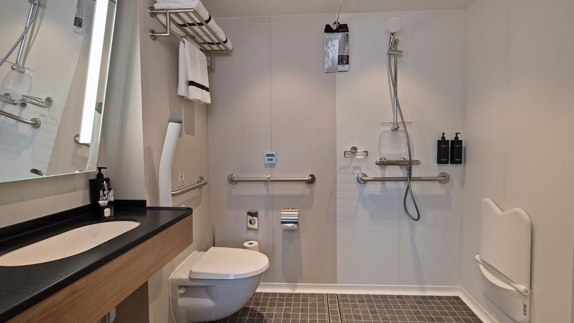 Arctic Superior Wheelchair-accessible Outside Cabin