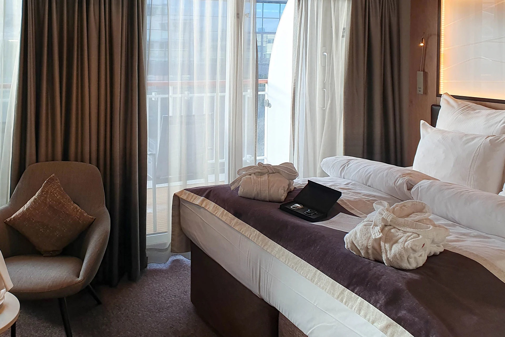 Two-bed suite on middle deck with balcony