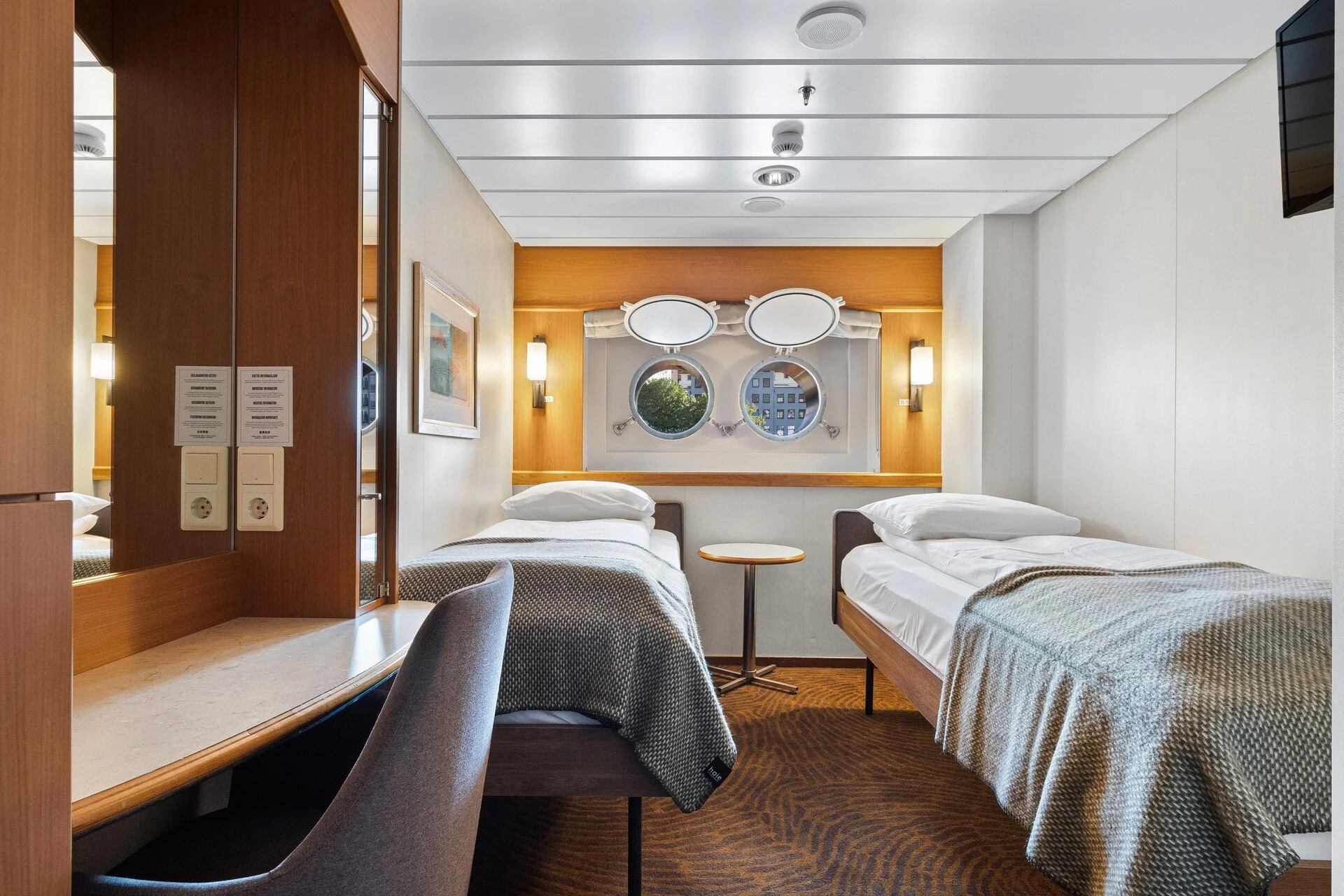 Twin on lower deck with porthole