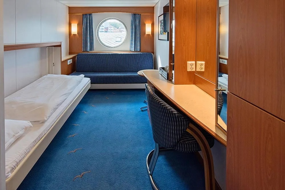 Twin on promenade deck with window