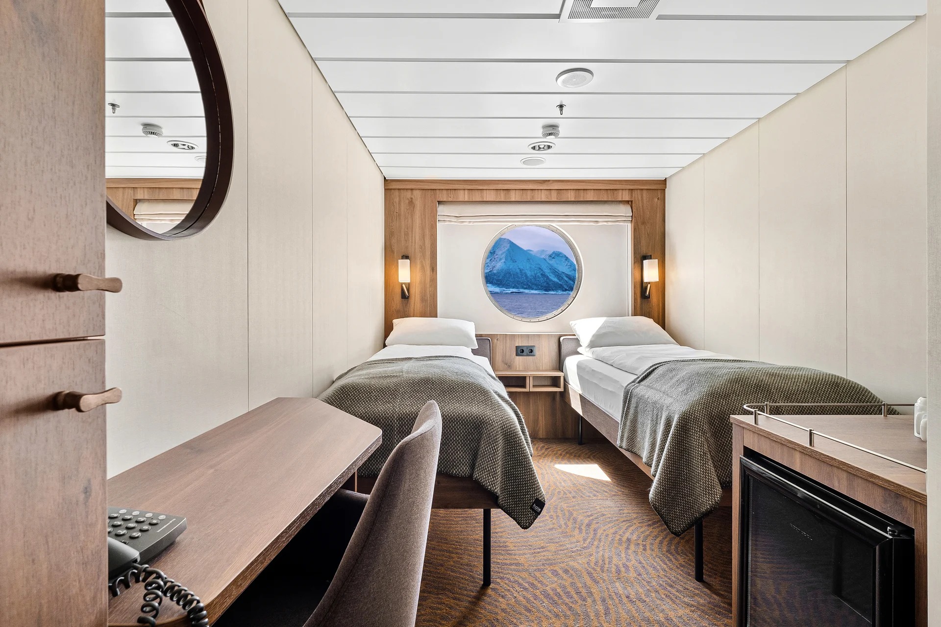 Double on middle or upper deck with window
