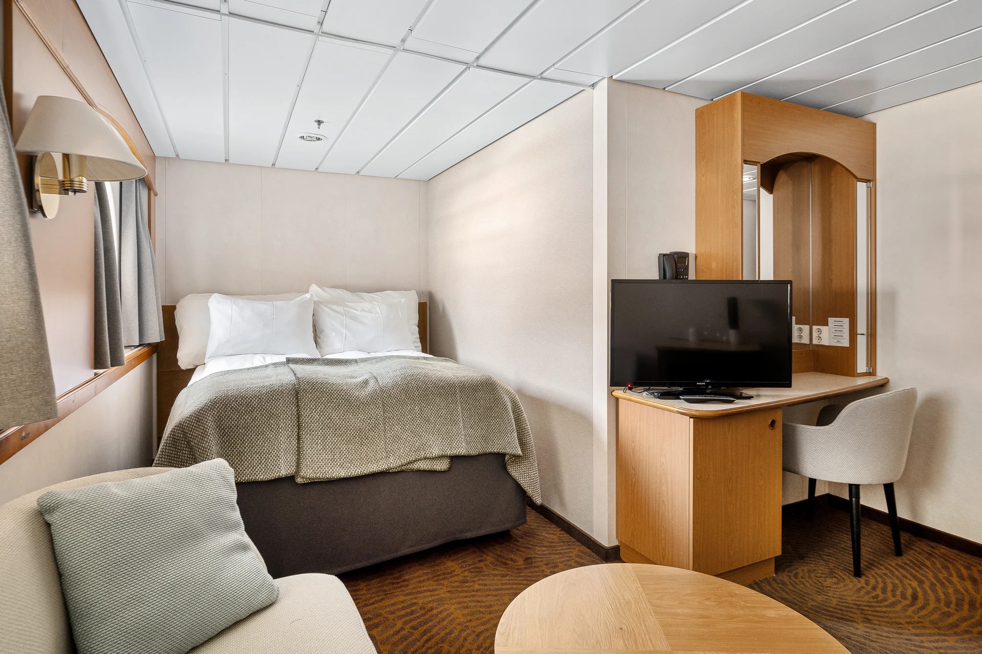 Large cabin on promenade or middle deck with window (restricted view)