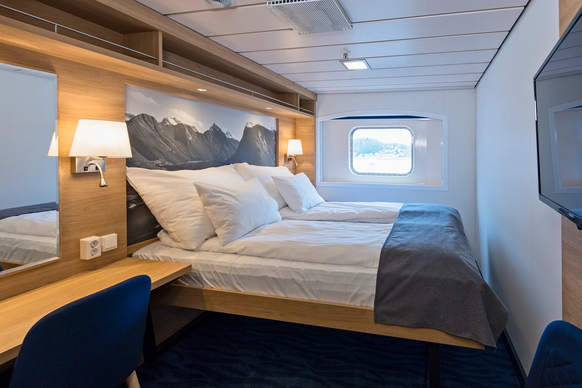 Double on upper deck with window