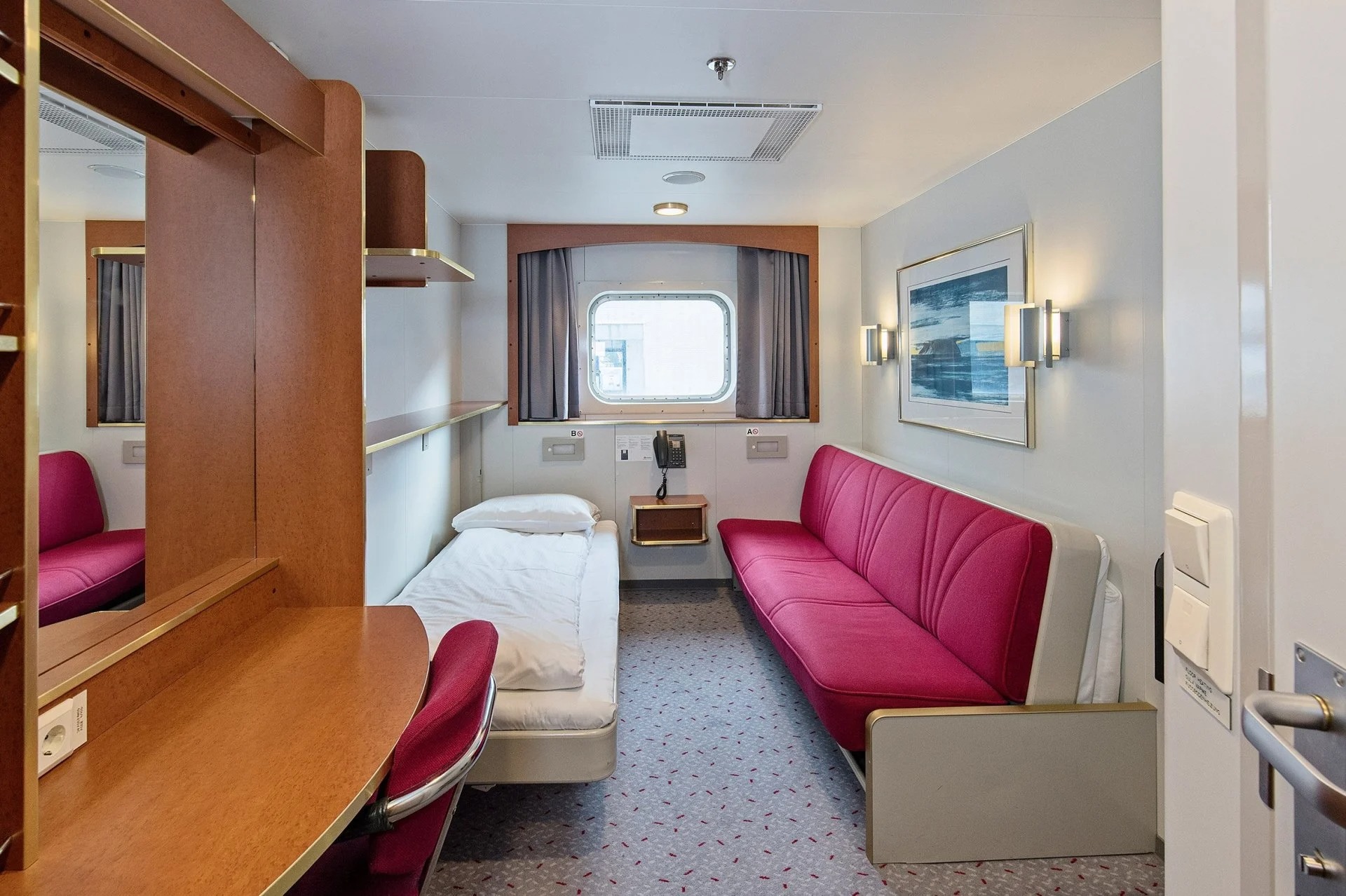 Twin on lower deck with window