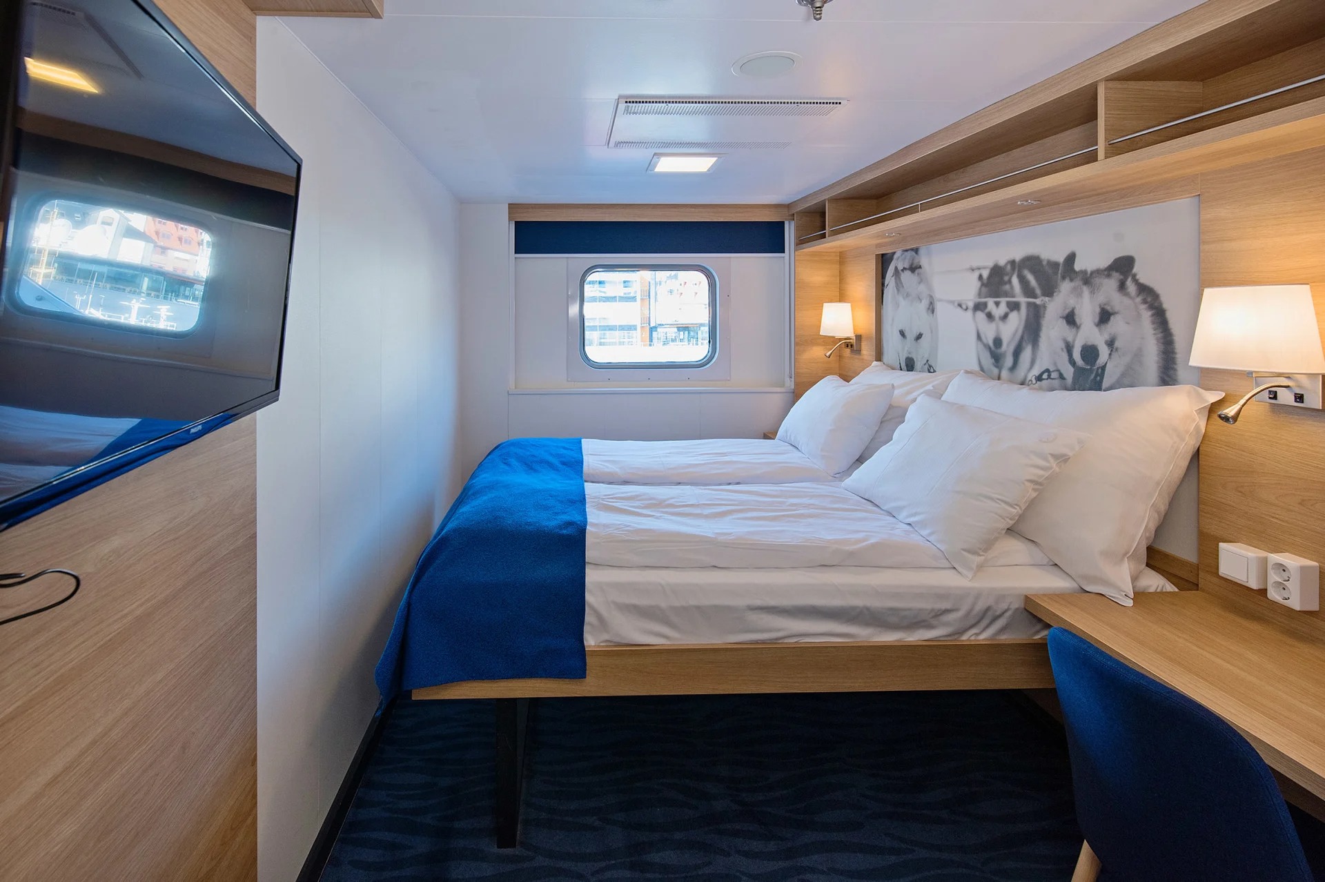 Double on middle or upper deck with window (restricted view)