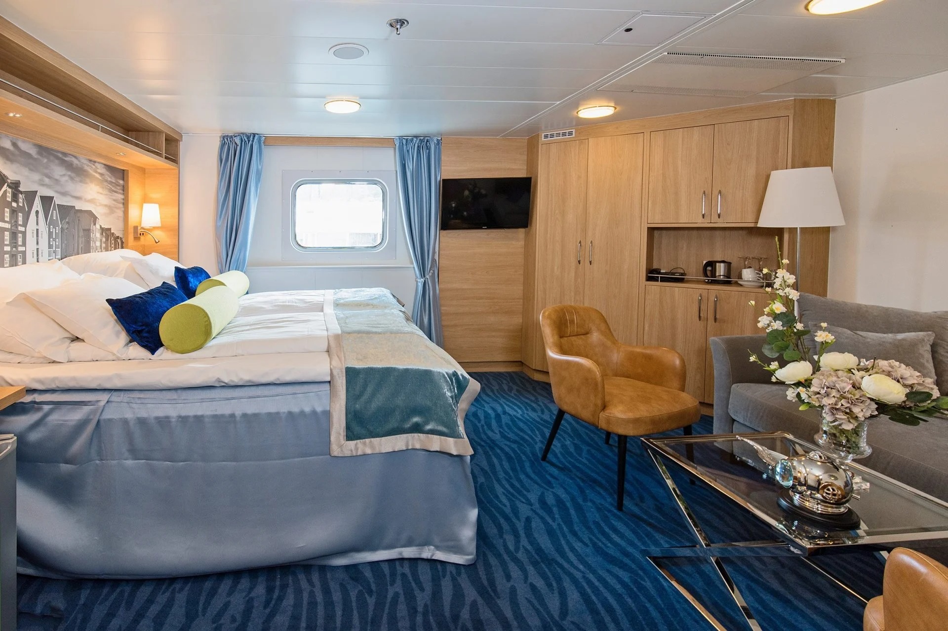 Two-bed mini suite on middle or upper deck