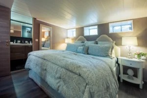 Double Cabin (Paris, Havana and Pampalona)