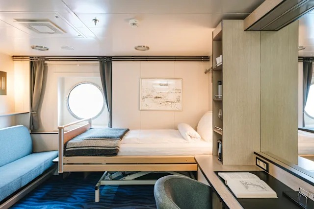 Wheelchair-accessible outside cabin