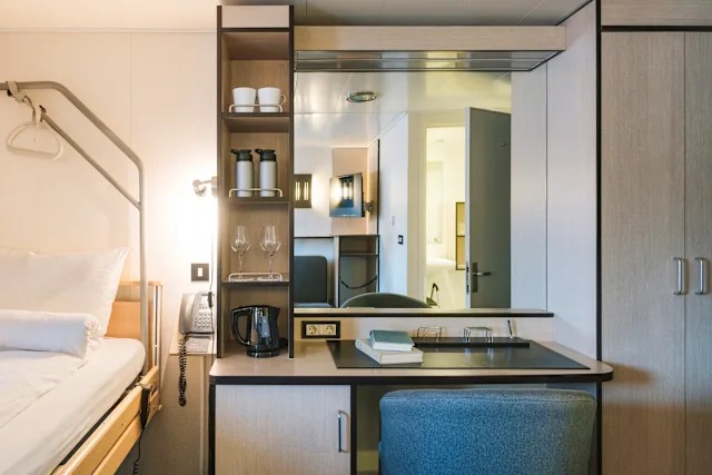 Wheelchair-accessible outside cabin