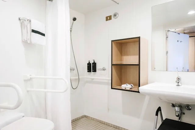 Wheelchair-accessible outside cabin