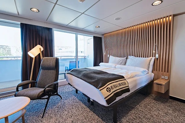 Arctic Superior Wheelchair-accessible Outside Cabin with Balcony