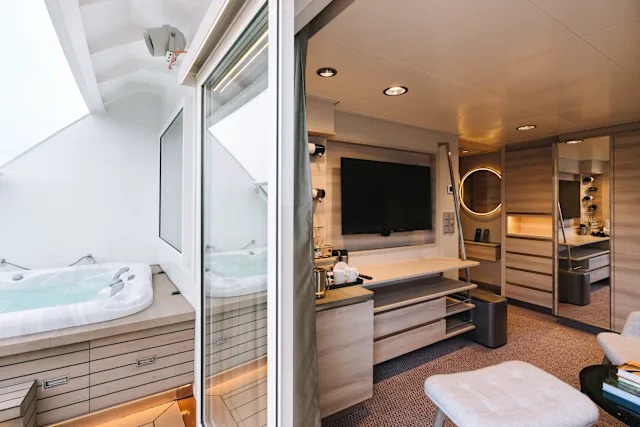 Expedition Suite Corner Suite with Balcony