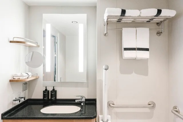 Arctic Superior Wheelchair-accessible Outside Cabin