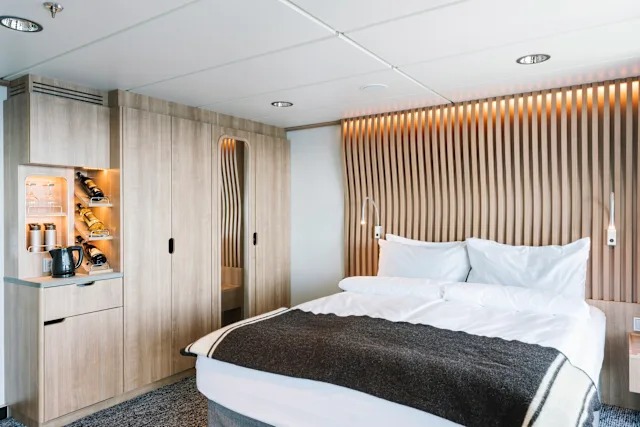 Arctic Superior Wheelchair-accessible Outside Cabin with Balcony