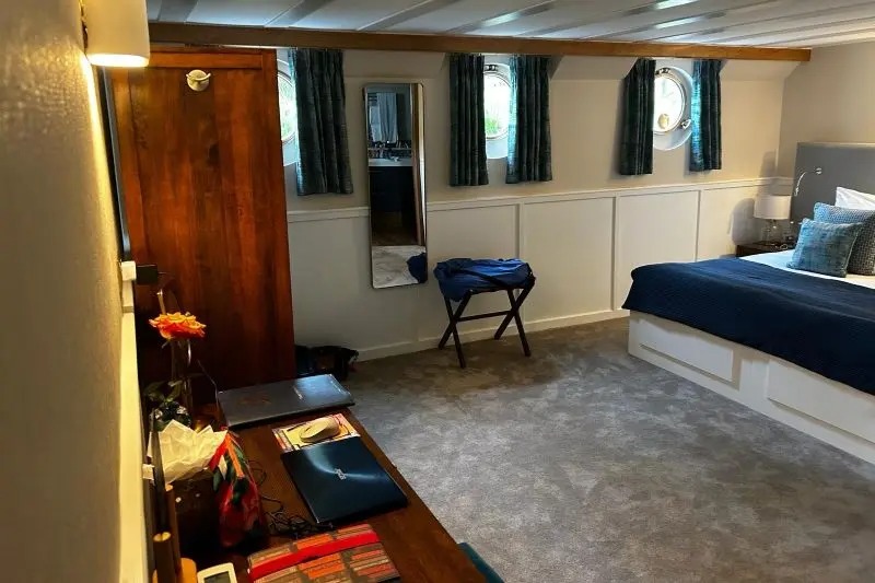 Double Cabin (Pasteur, Curie, Eiffel and Ampere)