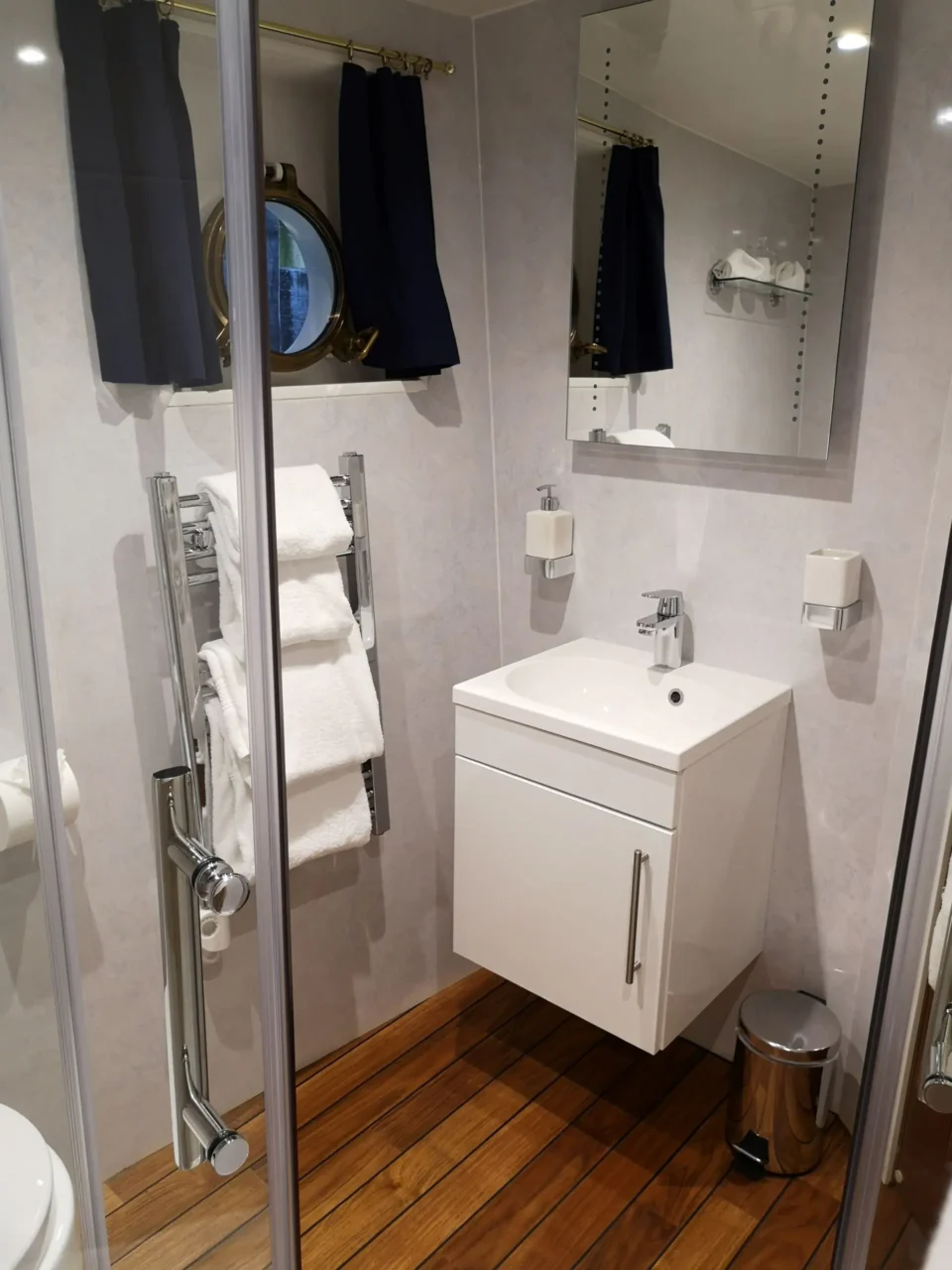 Double or Twin cabins (Cameron Suite, Macpherson, Fraser and Mackintosh Staterooms)