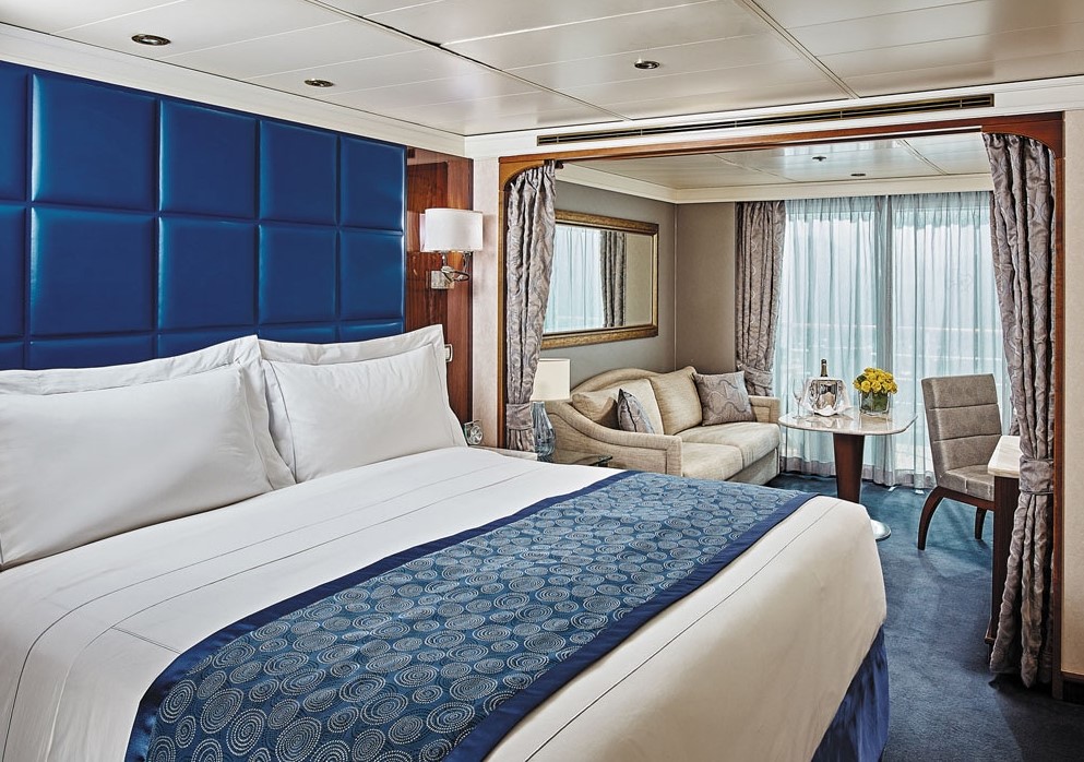 Deluxe Window Suite