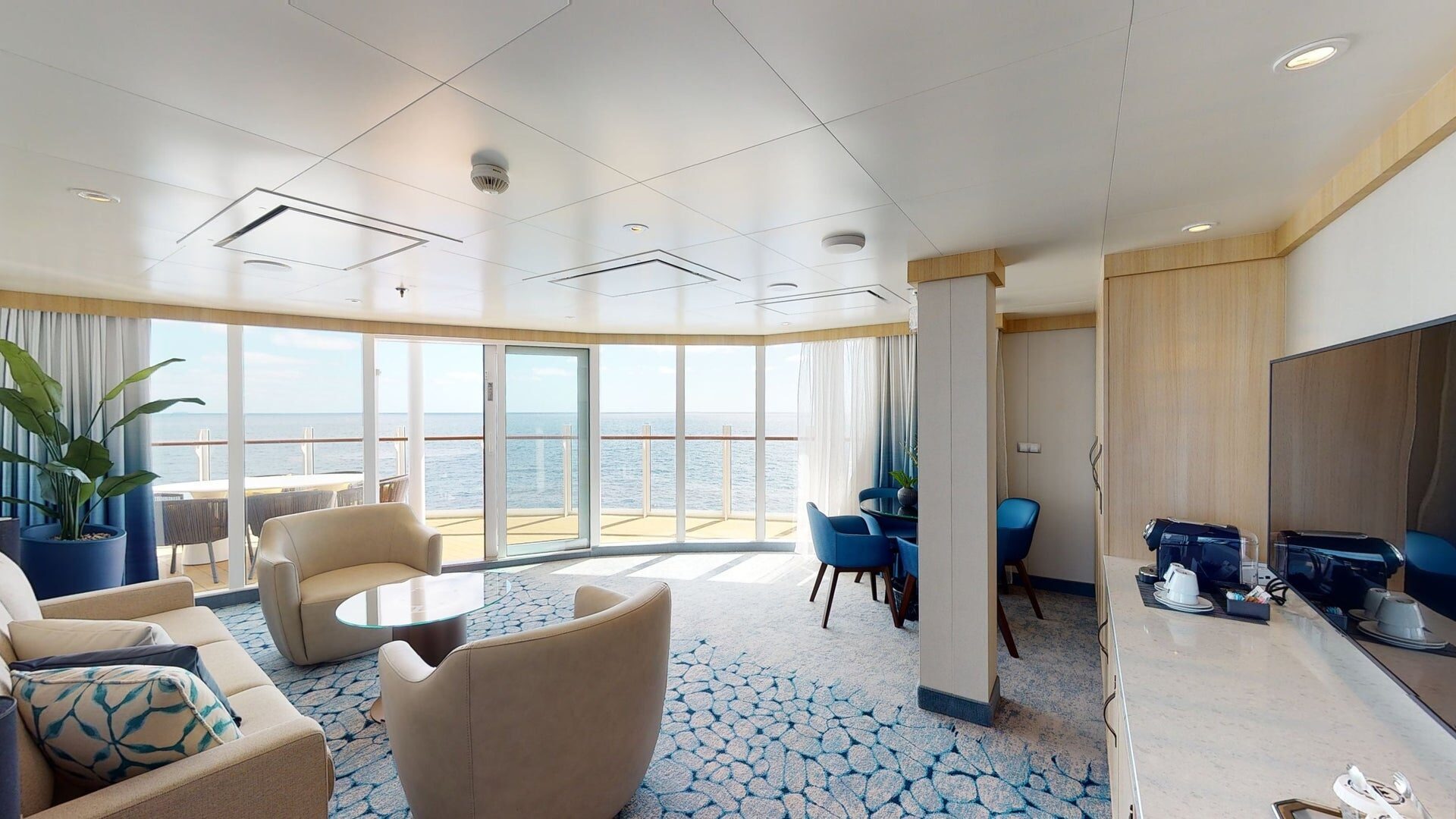Spacious AquaTheater Suite Large Balcony - 2 Bedrooms