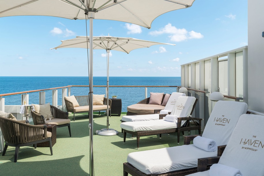 The Haven Deluxe Owner's Suite with Large Balcony
